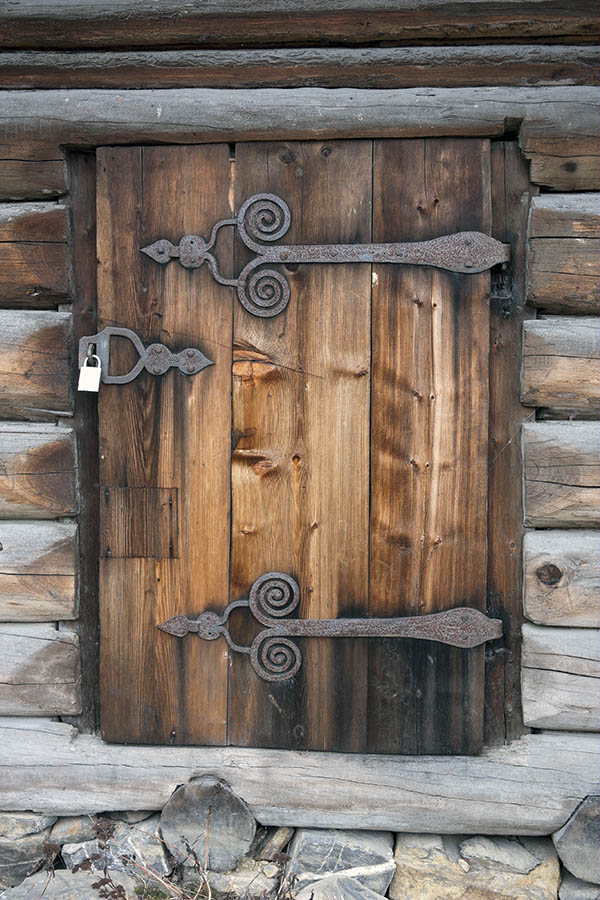 Photo 17532: Oiled door made of boards