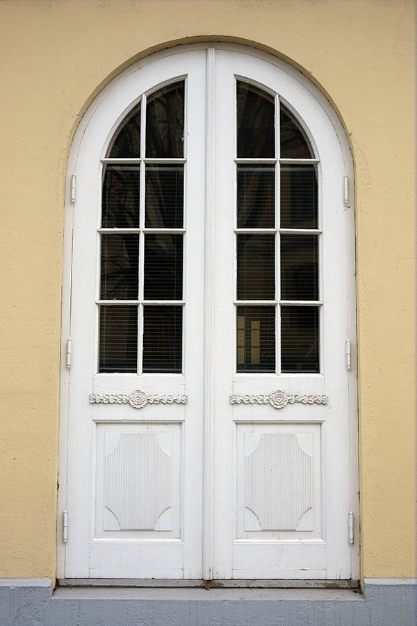 Photo 17598: Formed, carved, white double door