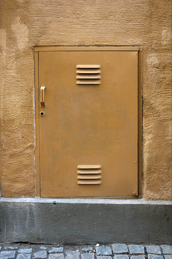 Photo 17707: Yellow metal trapdoor