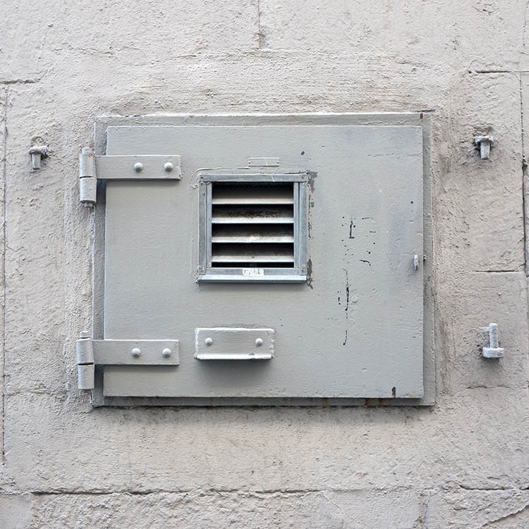 Photo 17845: New, grey metal trapdoor