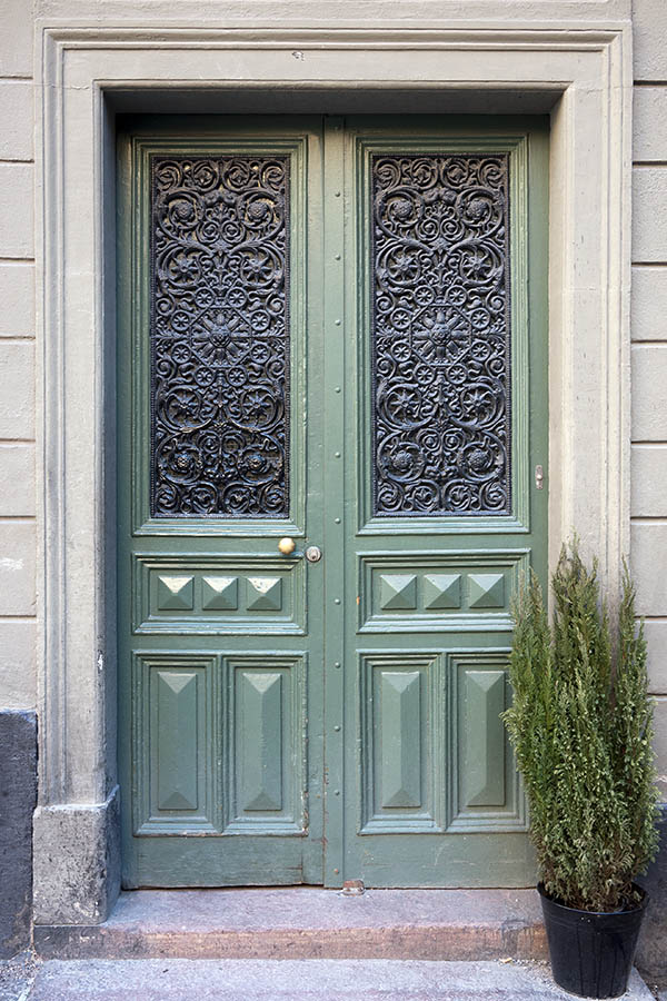 Photo 17863: Panelled, carved, latticed, green double door