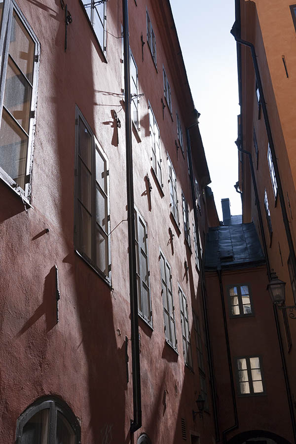 Photo 17905: Red and yellow facades with 21 dark windows