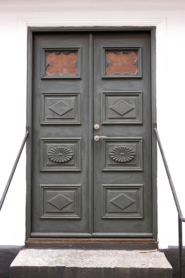 Photo 18274: Panelled, black Simrishamn double door with formed door lights