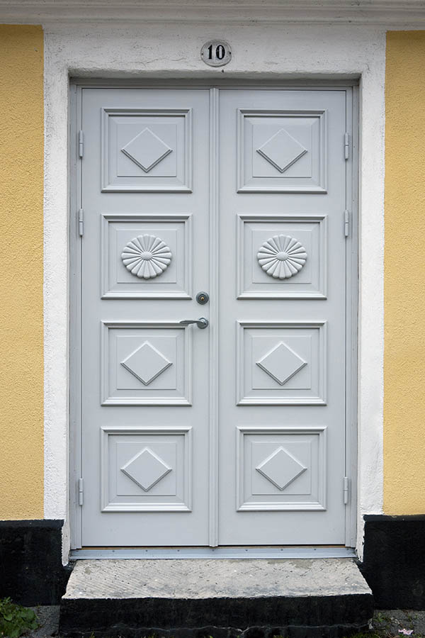 Photo 18304: Panelled, light grey Simrishamn door