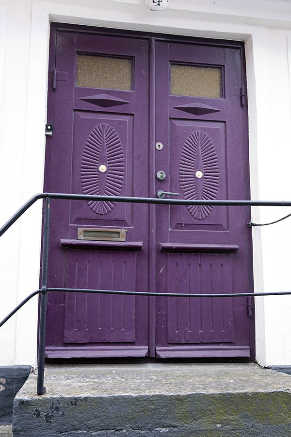 Photo 18312: Panelled, purple Simrishamn double door with door lights