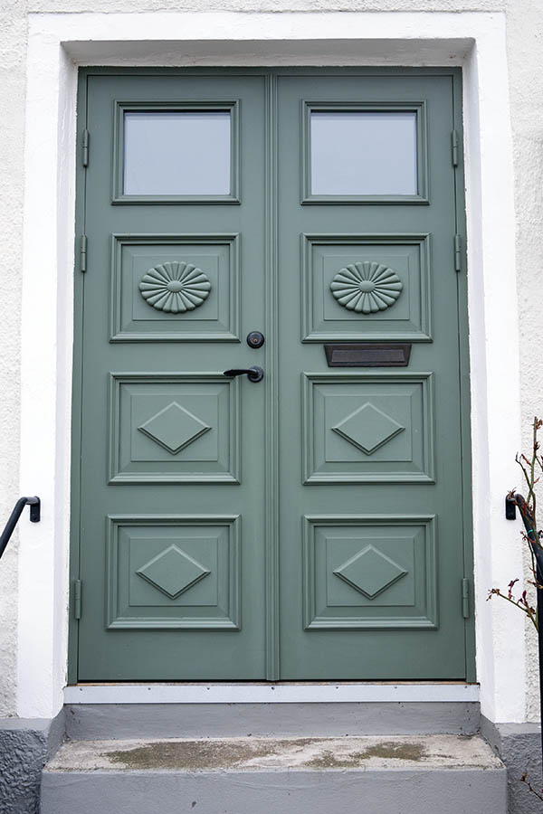 Photo 18318: Panelled, teal Simrishamn double door with door lights