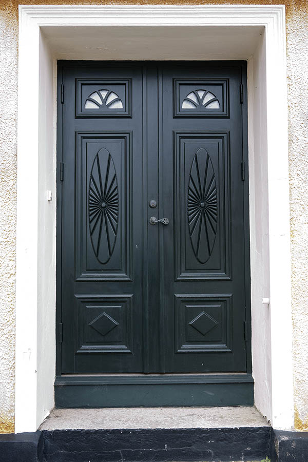 Photo 18376: Panelled, black Simrishamn double door with formed door lights