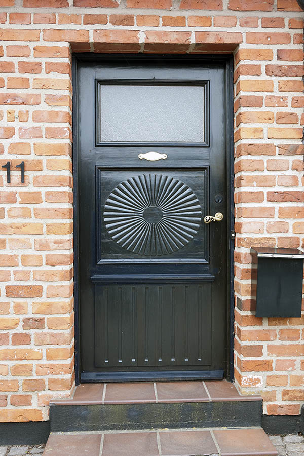 Photo 18382: Panelled, black Simrishamn door with door light