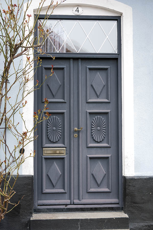 Photo 18396: Narrow, panelled, grey Simrishamn double door with door lights
