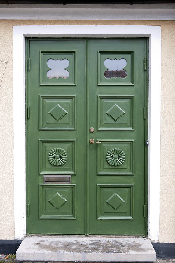 Photo 18486: Panelled, green Simrishamn double door with formed door lights