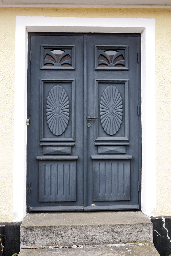 Photo 18512: Panelled, teal Simrishamn double door with formed door lights