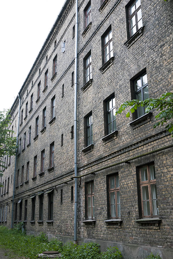 Photo 18960: Facade with yellow bricks and 48 windows