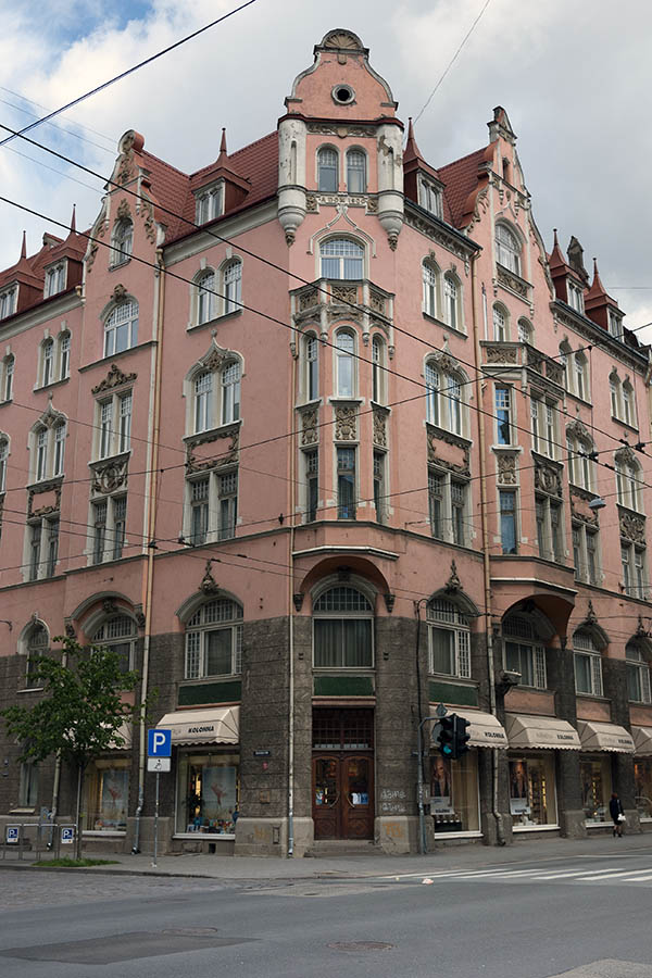 Photo 19088: Facade of large, pink house 