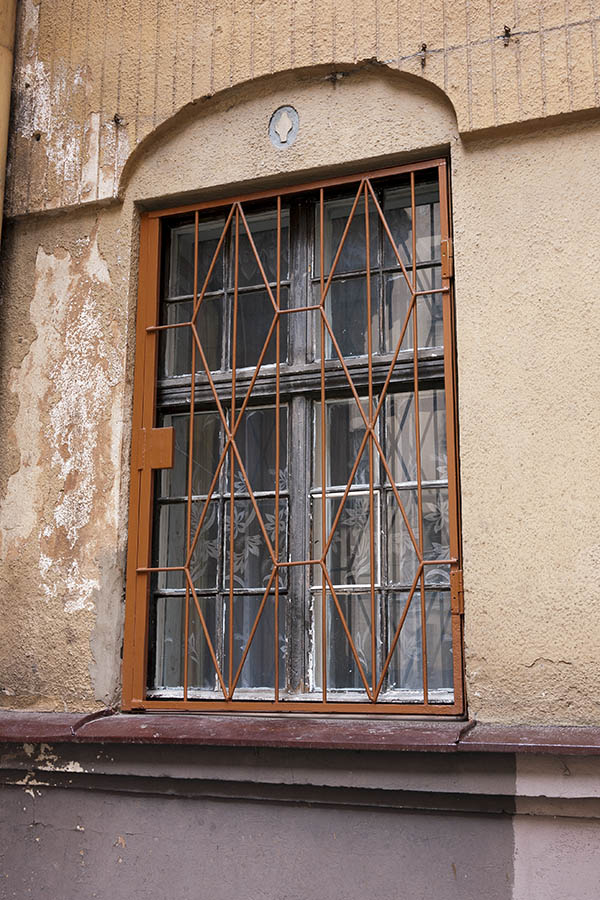 Photo 19094: Latticed, orange, brown and white T-post window with 20 panes