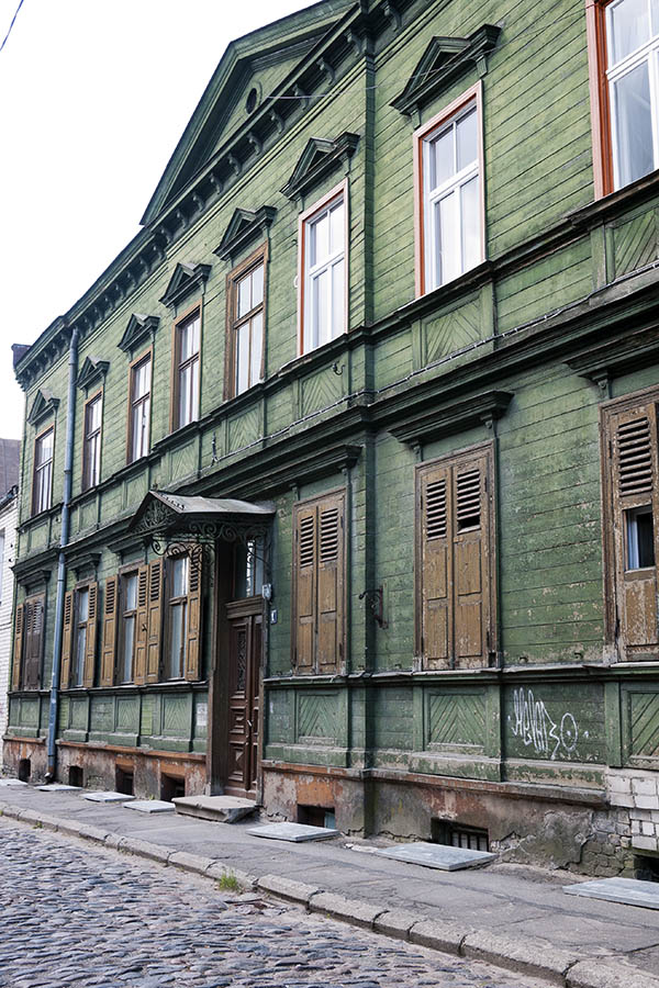 Photo 19580: Facade of green board partition with 14 windows and a door