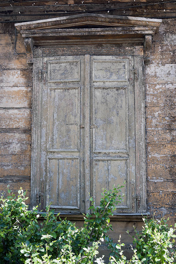 Photo 19598: Worn, grey shutters