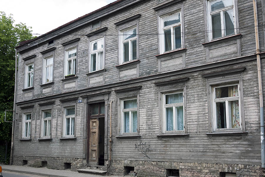 Photo 19690: Facade with grey board partition, 13 white T-post windows and a brown double door