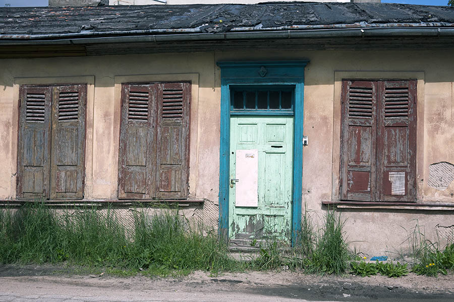 Photo 19800: Pink, plastered facade with light green door and worn, red shutters