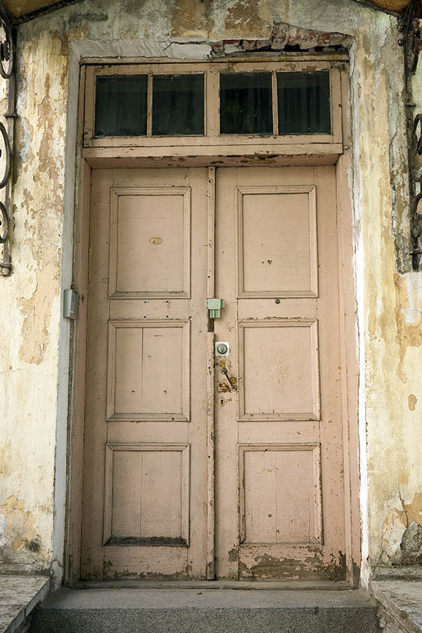 Photo 19988: Worn, light yellow double door with top window