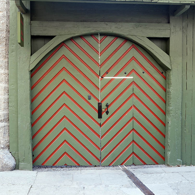 Photo 20032: Formed, red and green gate of diagonal boards with minor door