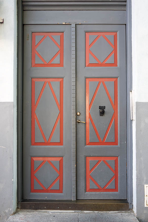 Photo 20050: Carved, grey and crimson red double door