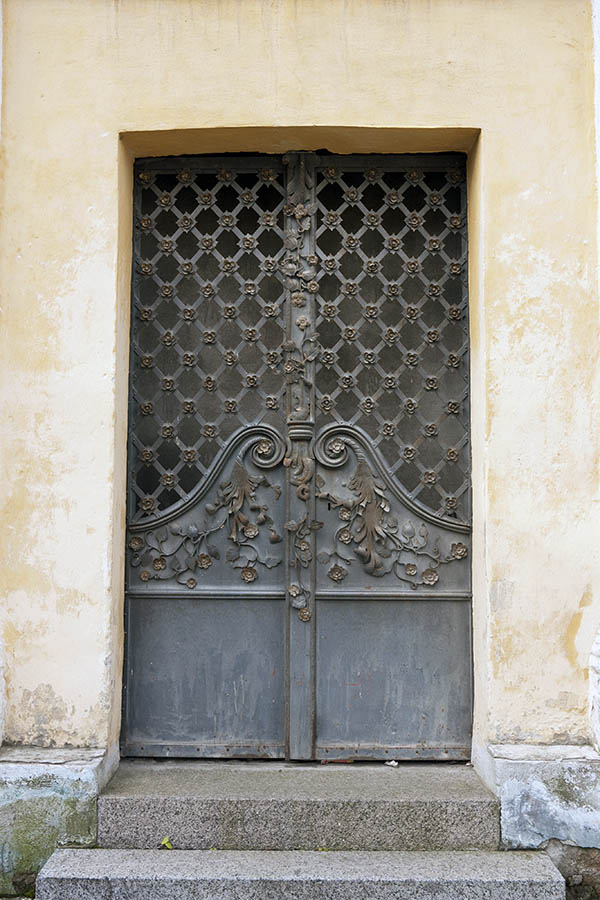 Photo 20207: Latticed, black cast iron double door
