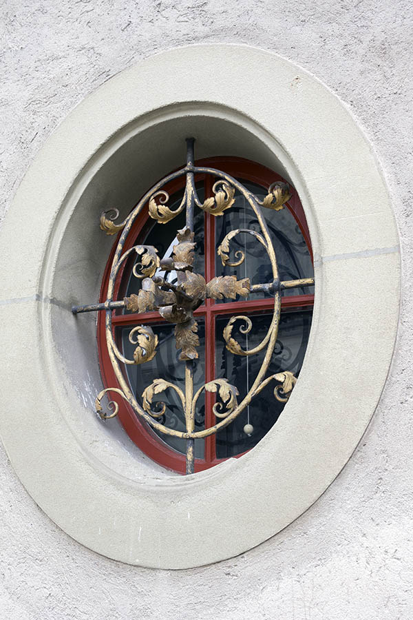 Photo 23870: Formed, oval, red, latticed window