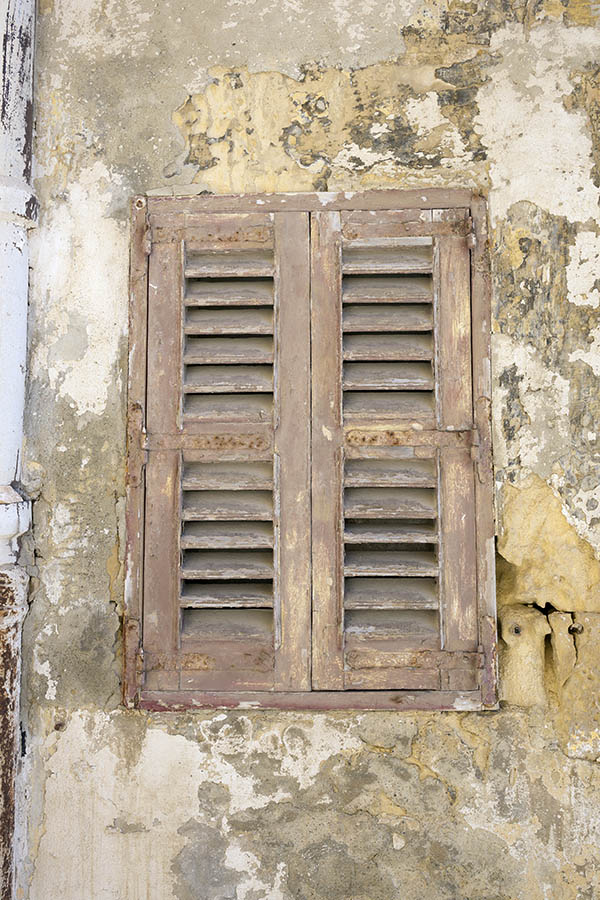 Photo 24095: Worn, brown double shutter