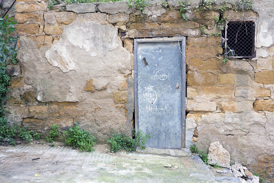 Photo 24470: Facade with a light blue metal plate door 