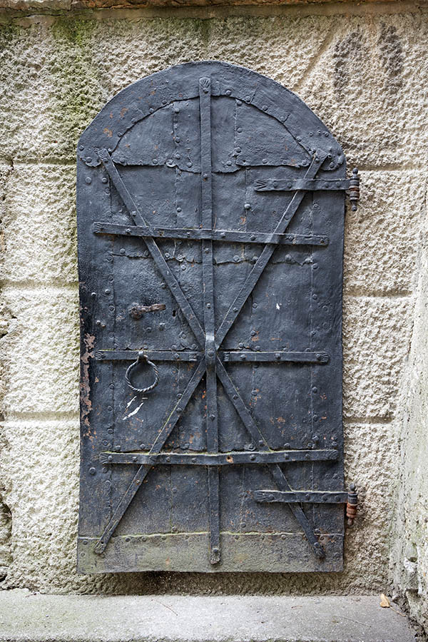 Photo 24965: Worn, black metal plate double door