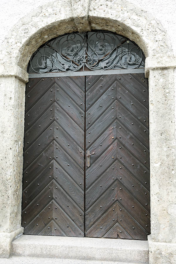 Photo 24977: Oiled double door of diagonal boards with latticed fan light