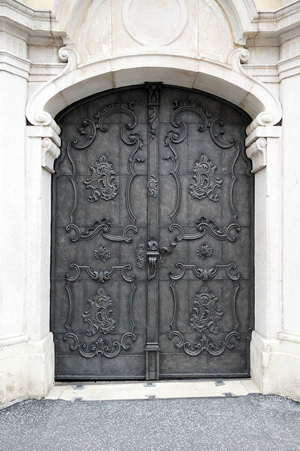 Photo 24981: Formed, grey and black metal plate gate with decorations