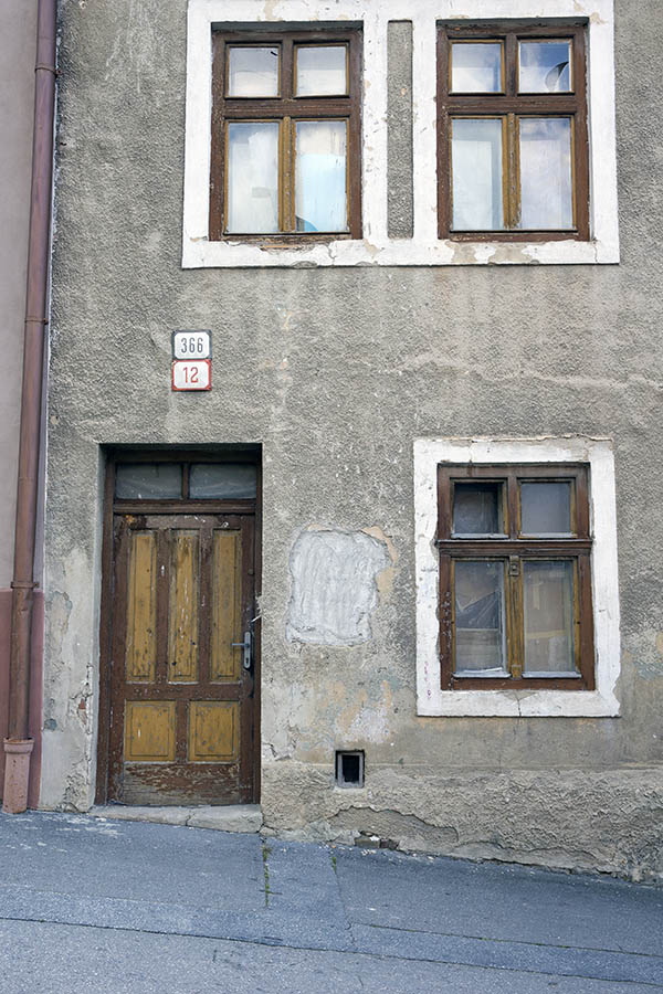 Photo 25391: Grey facade with three brown windows and a panelled door