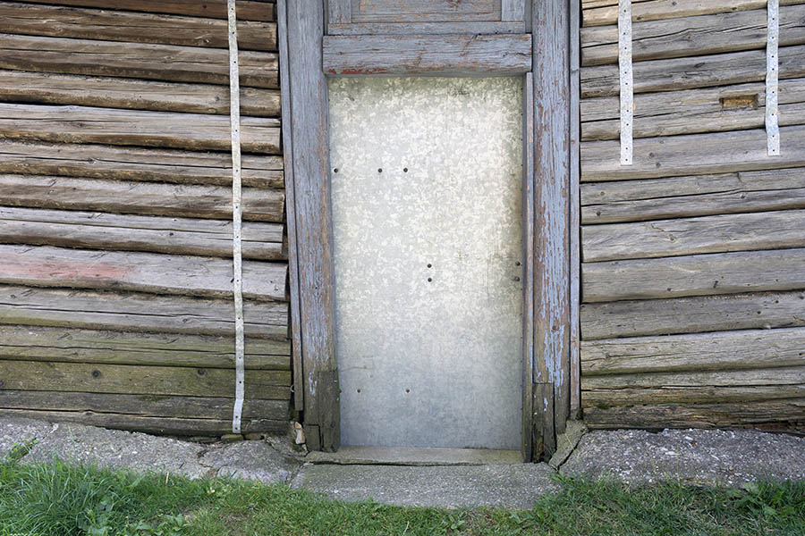 Photo 25447: Grey metal plate door