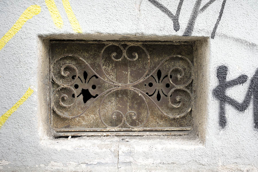 Photo 26167: Rusty, brown metal plate hatchdoor with lattice