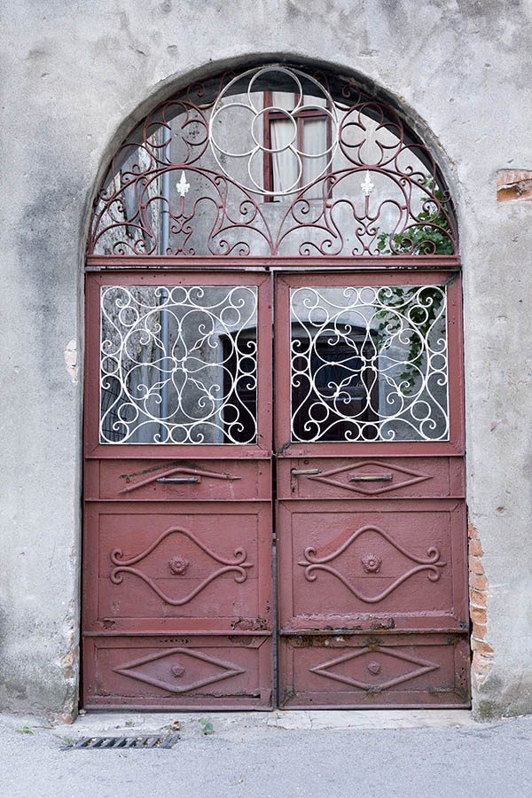Photo 26252: Red and white metal plate double door with decoration and latticed door lights without glass
