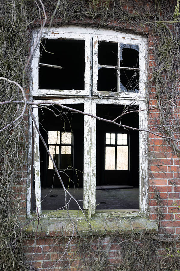 Photo 26436: Decayed, white Dannebrog window