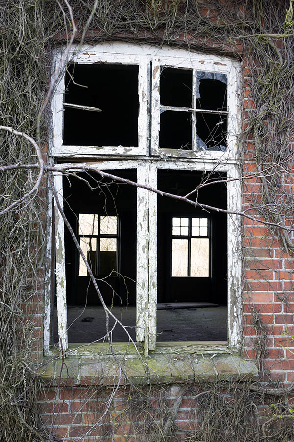 Photo 26436: Decayed, white Dannebrog window