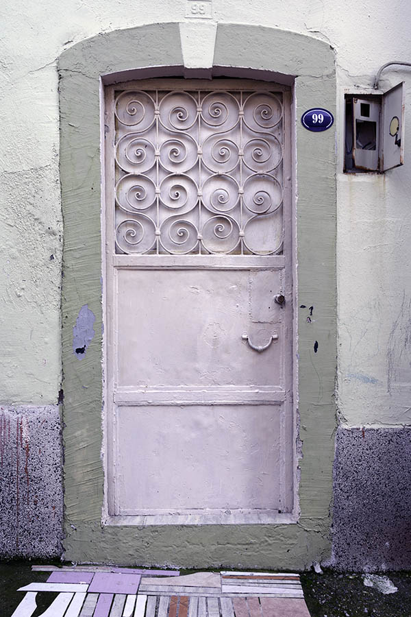 Photo 26474: Pale pink or white door with lattice