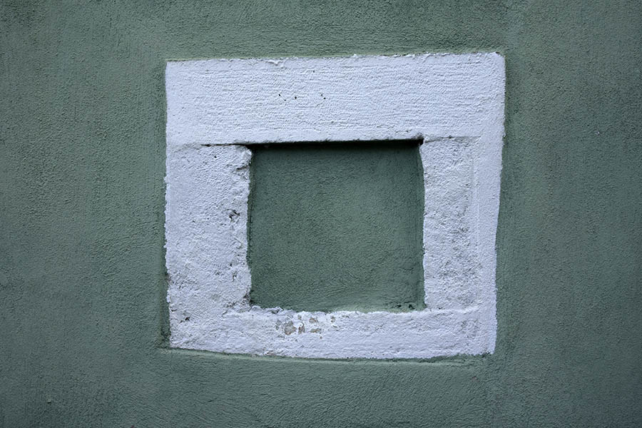 Photo 26512: No window. A white lintel.