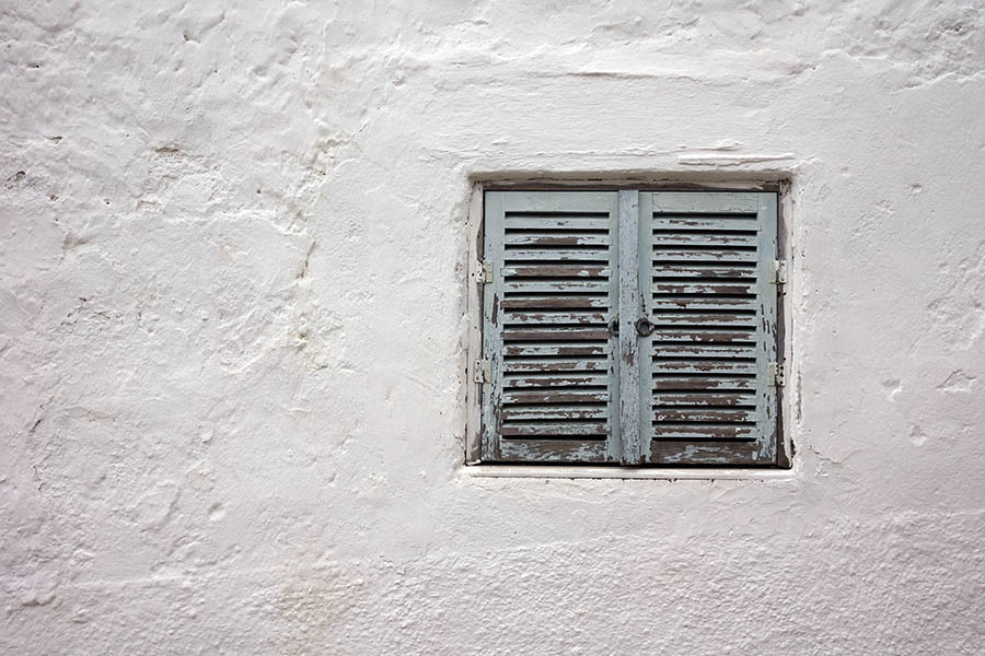 Photo 26632: Worn, light grey double shutters