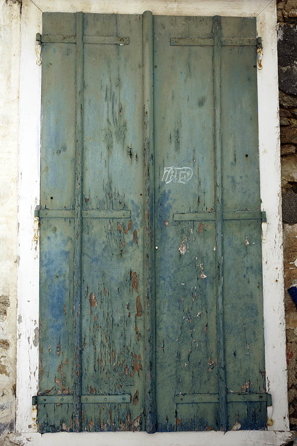 Photo 26770: Decayed, green double shutters with white frame