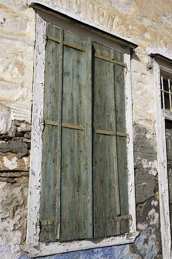 Photo 26772: Decayed, green double shutters with white frame