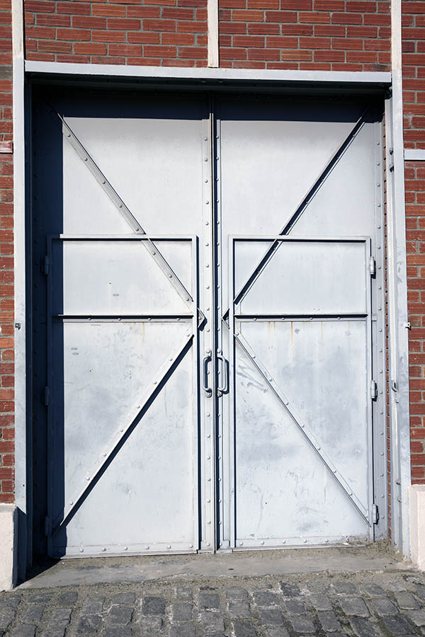 Photo 26947: Light grey metal gate with minor doors