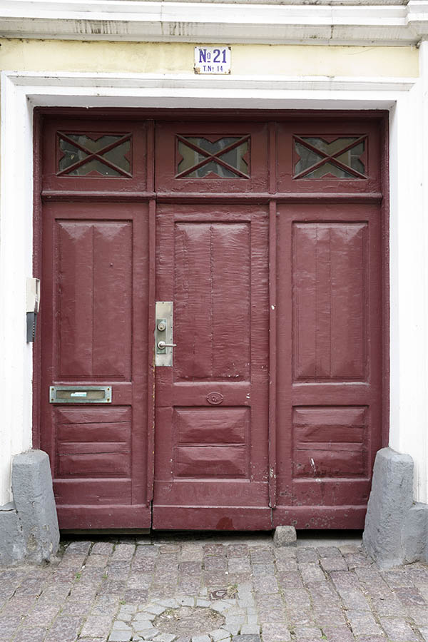 Photo 26982: Purple, panelled gate with carved top window and minor door