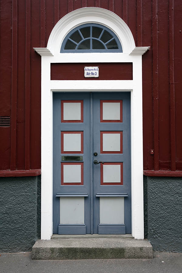 Photo 27023: Light blue, red and white double door with fan light
