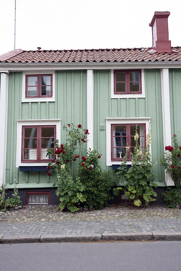 Photo 27027: Green facade of boards with four red and white windows