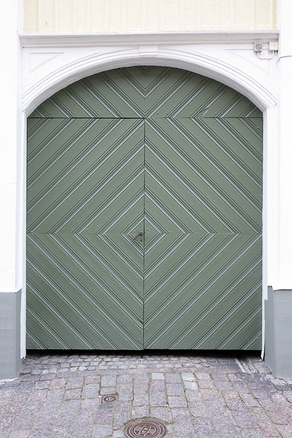 Photo 27031: Green gate of diamond-shaped boards