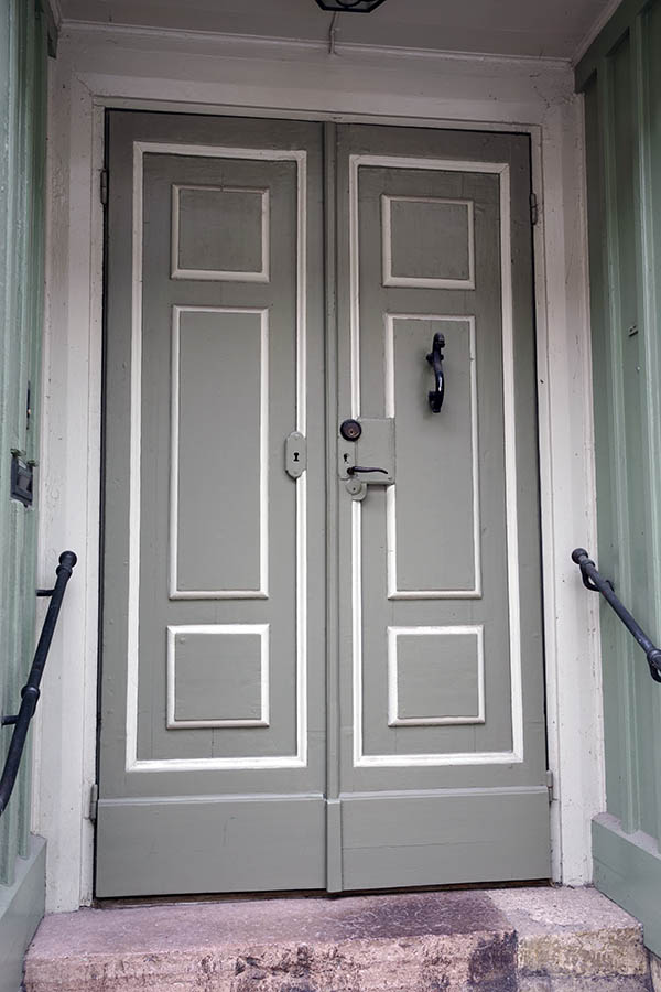 Photo 27033: Grey and white, panelled double door with banisters
