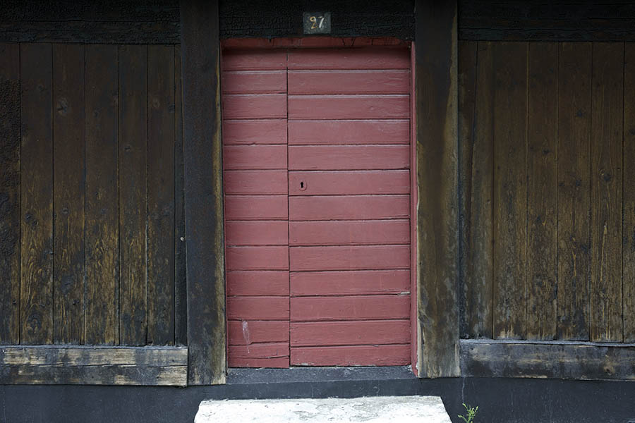 Photo 27101: Red door of boards with sidepiece